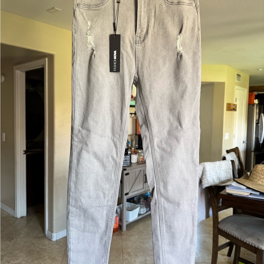 FASHIONNOVA Beacon Booty Lifting
Ripped High Rise
Stretch Skinny Jeans